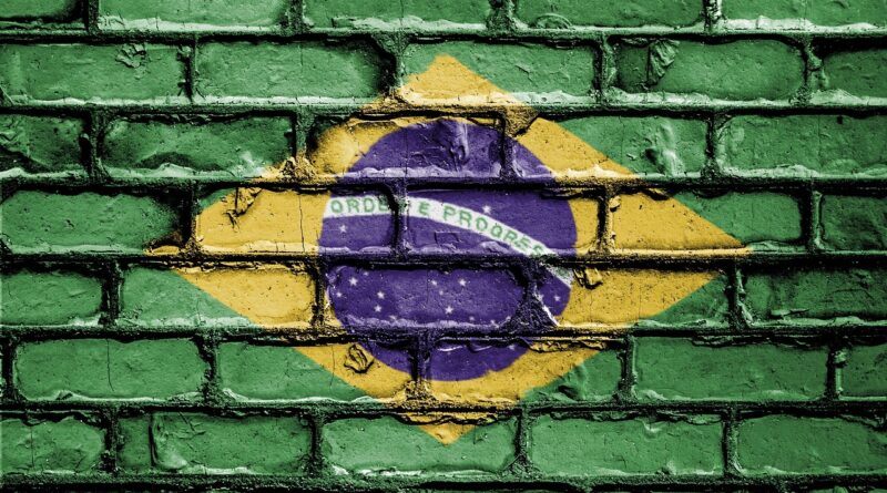 parede de tijolos com a bandeira do Brasil pintada