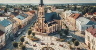Ilustração mostrando uma praça com uma igreja ao centro e vários imóveis ao redor.
