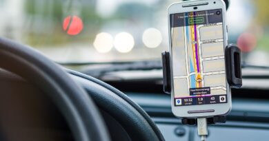 Celular com aplicativo de GPS aberto no painel de um carro.