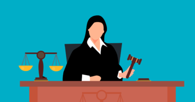 Desenho de uma juíza sentada, segurando um martelo com uma balança ao lado.